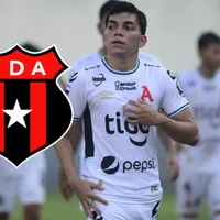 Leo Menjívar con la camisa de Alianza FC.