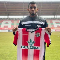 César Yanis ya posa con la camiseta del Zamora CF de la Primera RFEF de España