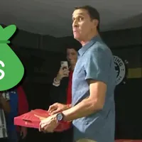 Alexandre Guimaraes fue sancionado por darle pizzas a los periodistas. (Foto: Teletica)