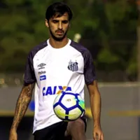 Vicepresidente del Santos de Brasil: "Bryan Ruiz está avergonzado por su alto salario y sólo jugar al tenis"