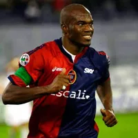 Cagliari destaca a David Suazo en el festejo de su centenario