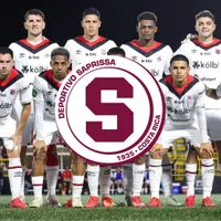 alineación de Alajuelense y el logo de Saprissa