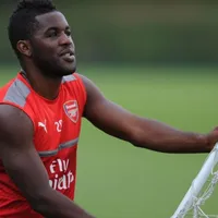 Campbell participó en las fotos del Arsenal y su cara lo dijo todo