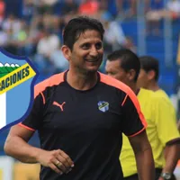 Ronald González sonríe con la camisa de Comunicaciones puesta.