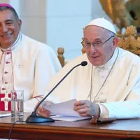 De visita en Centroamérica, Papa Francisco se llevó de regalo la camiseta de una selección
