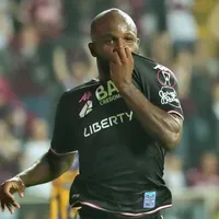javon-east-saprissa-besando-escudo