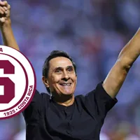 Alexandre Guimaraes alza los brazos con una sonrisa.
