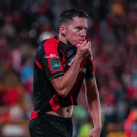 Bryan Oviedo analiza diferentes ofertas.