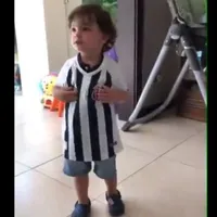 El Capi volvió a casa con regalos y la reacción de Benji encantó a Santos