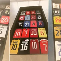 Joel Campbell mostró su increíble museo de camisetas