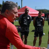 Suárez lamenta que se juegue en cancha sintética y que no haya VAR