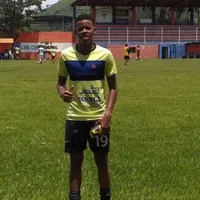 Es hijo de un futbolsita colombiano, juega en Guatemala y fue convocado con El Salvador