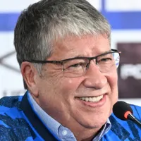 Bolillo Gómez en El Salvador.