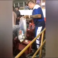 Blas Pérez recogió basura en el Rommel Fernández