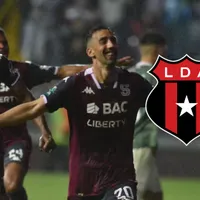 Mariano Torres festeja el 3-0 convertido en el último Clásico Nacional.