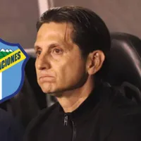 Ronald González preocupado en el banco de Comunicaciones.
