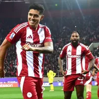 Luis Palma humilla al mexicano Orbelín Pineda en el Derby entre Olympiacos y AEK Atenas