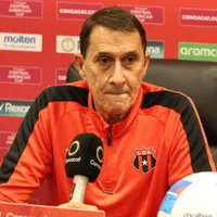 Alexandre Guimaraes en conferencia de prensa con cara de preocupación.
