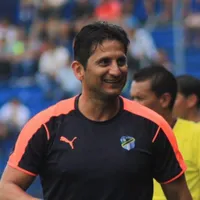 Ronald González sonríe en el banco de Comunicaciones.
