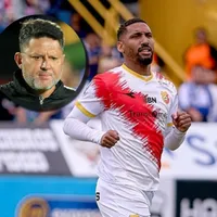 Marcel Hernández sorprende a Jafet Soto.