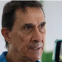 Guimaraes precupado por un jugador de Alajuelense.