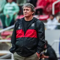 Machillo Ramírez continúa con su limpieza.