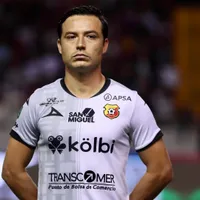 Cubo Torres recibe un feo gesto de Herediano.