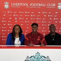 Hijo de Maynor Figueroa renueva su contrato con el Liverpool