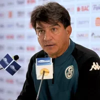 Vladimir Quesada da un golpe sobre la mesa. (Foto: La Nación)
