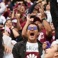 La afición de Saprissa grita el gol.