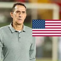 Alexandre Guimaraes y la bandera de Estados Unidos.