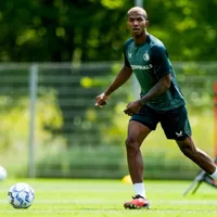 Debut y derrota: así fue el primer juego de Jeyland Mitchell en Feyenoord