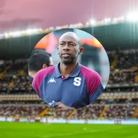 Paulo Wanchope como entrenador de Saprissa con la tribuna de La Cueva de fondo.