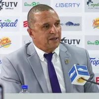Erick Lonnis pone el pecho para defender a uno de los suyos.
