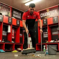 Ismae Rescalvo limpia el vestuario de Alajuelense.