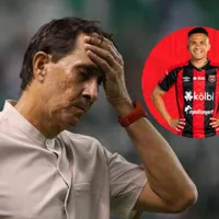 Alexandre Guimaraes se agarra la cabeza.
