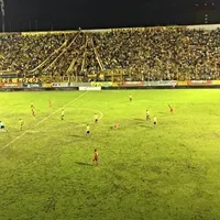 Futbolista de Herediano criticó las canchas de Honduras: "No se comparan con las de Costa Rica"