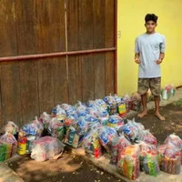 Surfista salvadoreño cambia su tabla de surf por comida y víveres para sus vecinos en La Libertad
