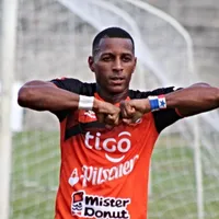 Nicolás Armando Muñoz se convirtió en el máximo goleador en el fútbol de El Salvador
