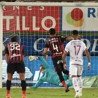 Aarón Cruz iguala récord con legendario portero morado
