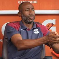 Paulo Wanchope recibe una mala noticia.