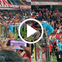 No se vio en TV: el alocado festejo de Leo Moreira con la afición tras el título de Alajuelense