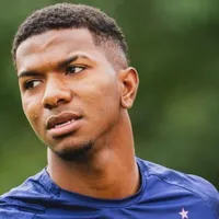 Jeyland Mitchell recibió un espaldarazo del Feyenoord.