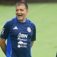 La Sele quedó atrás: Claudio Vivas se acerca a un grande de Centroamérica tras su salida de Costa Rica