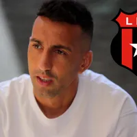 "Es muy extraño": figura de Alajuelense va directo a lo que más hace sufrir a Mariano Torres en Saprissa
