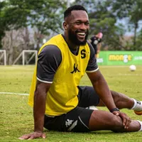 Kendall Waston sorprendió al mostrar sus habilidades lejos del Saprissa