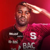 Aficionados de Saprissa se toman revancha de Joel Campbell y Alajuelense