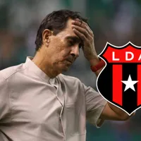 Alexandre Guimaraes se lamenta tomándose la cara.