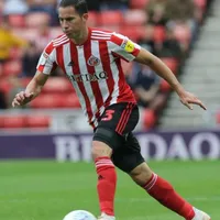 Bryan Oviedo no pudo evitar la primera caída de Sunderland