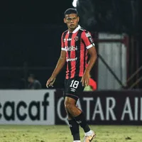 Edward Cedeño es bañado de elogios por fanáticos de Alajuelense